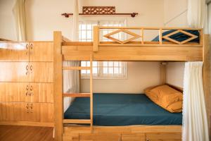 Katil dua tingkat atau katil-katil dua tingkat dalam bilik di Nhà của Người và Ta