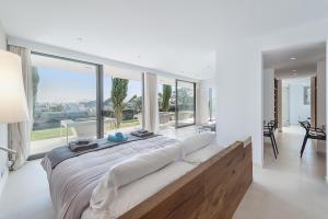 Un dormitorio con una cama grande con una ventana grande. en Luxury Villa Phoenix, en Puerto Pollensa