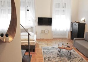salon z kanapą i stołem w obiekcie Luxury new apartment with gallery at Dob street nearby Gozsdu court w Budapeszcie