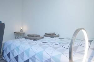 sypialnia z łóżkiem w kolorze niebieskim i białym w obiekcie Studio Cosy 2 Proche gare w mieście Saint-Quentin