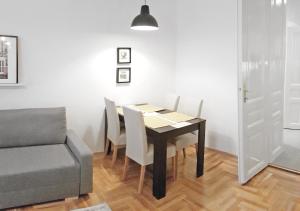 Posedenie v ubytovaní Luxury new apartment with gallery at Dob street nearby Gozsdu court + 10 fotografií