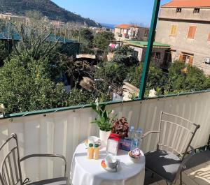 un tavolo e sedie su un balcone con vista di Itaca B&B a Piano di Sorrento