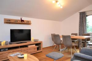 Telewizja i/lub zestaw kina domowego w obiekcie Ferienwohnung mit Seeblick, Unterach am Attersse