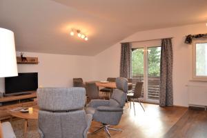 salon ze stołem i krzesłami w obiekcie Ferienwohnung mit Seeblick, Unterach am Attersse w mieście Unterach am Attersee