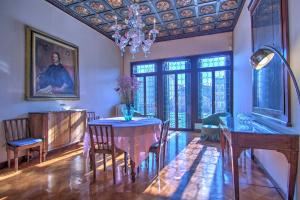 a dining room with a table and chairs and a chandelier at RABOSO Grand 9-windows in Venice