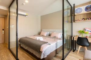 Postel nebo postele na pokoji v ubytování Blossom Condo Sarthon-Near Silom&BTS Surasak