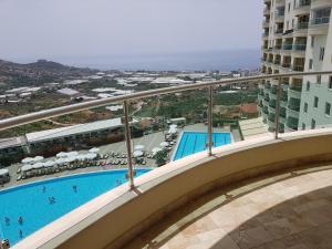 vistas a la piscina desde el balcón de un edificio en Alanya Goldcity 2 bedroom villa en Alanya