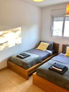 2 aparte bedden in een kamer met een raam bij Jardin 1196 in Alhama de Murcia