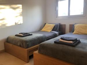 een slaapkamer met 2 bedden en een raam bij Jardin 1196 in Alhama de Murcia