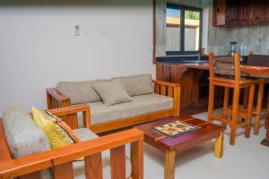 sala de estar con sofá y mesa en Upland Estates Serviced Apartments, en Lusaka
