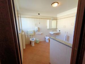 a bathroom with two toilets and a sink at Agriturismo Vecchio Torchio in Canelli