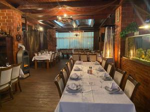 una sala da pranzo con un lungo tavolo e sedie di Hotel Fortuna a Banja Luka