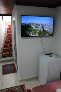 Een TV en/of entertainmentcenter bij Yuri Guest House
