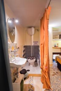 ナポリにあるle stanze di mimiのバスルーム(トイレ、洗面台付)