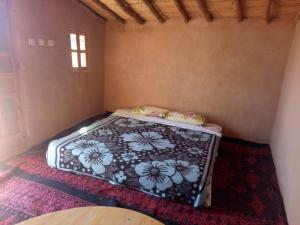 Habitación pequeña con cama en la esquina en Sahara Peace en Mhamid