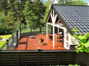 eine große Terrasse mit zwei Hunden darüber in der Unterkunft 6 person holiday home in Hadsund in Odde