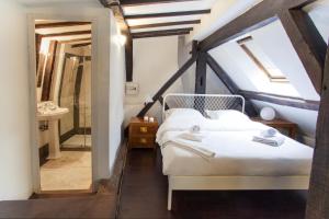 una camera con letto, lavandino e specchio di Gregoire Apartment a Parigi