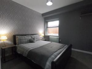 Un pat sau paturi într-o cameră la No 2 New Inn Apartments NEWLY RENOVATED