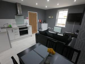 O bucătărie sau chicinetă la No 2 New Inn Apartments NEWLY RENOVATED