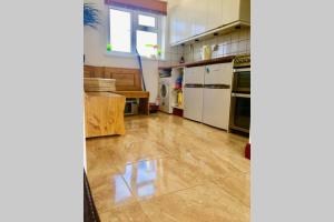 uma grande cozinha com um grande piso de azulejo em Amazing holiday home refurbished em Great Yarmouth