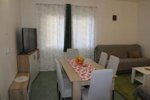 Televízia a/alebo spoločenská miestnosť v ubytovaní Apartment MIS Floura