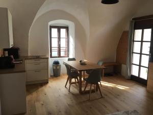 eine Küche mit einem Tisch und Stühlen im Zimmer in der Unterkunft Ferienhaus beim Turm in Breitenbrunn