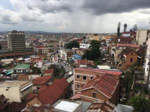 Blick auf eine Stadt mit Häusern und Gebäuden in der Unterkunft Midi Minuit in Antananarivo