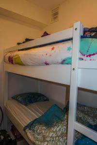 
A bunk bed or bunk beds in a room at Ruim appartement te Knokke

