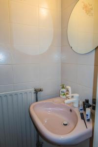 a bathroom with a sink and a mirror at Ruim appartement te Knokke in Knokke-Heist