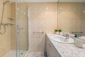 y baño con lavabo y ducha acristalada. en 4 Bedroom apartment in Puerto Banus 150 meters from the beach, en Marbella