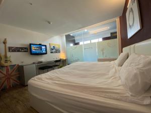 Postel nebo postele na pokoji v ubytování Love River Inn 愛河日央
