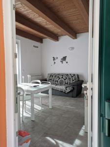 een woonkamer met een witte tafel en een bank bij GINEVRA in La Spezia