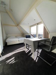 Pokój ze stołem, krzesłami i łóżkiem w obiekcie De Wentehoeve w mieście Oostkapelle