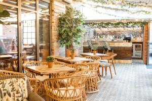 um restaurante com mesas e cadeiras de madeira e um bar em Saint Pauls House em Birmingham