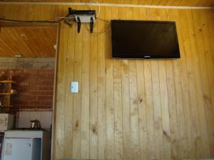 a flat screen tv on a wooden wall at Central 390 Isla Negra in Isla Negra