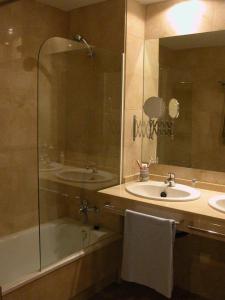 een badkamer met een bad, een wastafel en een douche bij Los Naranjos Mar. in Marbella