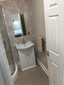La salle de bains est pourvue d'un lavabo et d'un miroir. dans l'établissement The Victoria guest house, à Mablethorpe