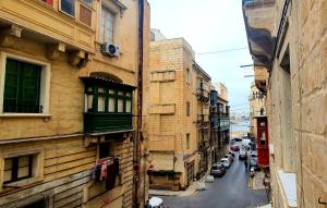 Vistas a una calle entre dos edificios en Valletta Lucia Townhouse, en La Valeta
