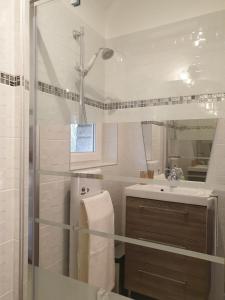 a bathroom with a sink and a shower at Maison tout confort avec jardin - CHANTILLY, SENLIS, PARC ASTERIX, PARIS CDG in Avilly-Saint-Léonard +35 photos
