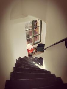 eine Treppe, die zu einem Fenster in einem Gebäude führt in der Unterkunft Maison de Ville typique Mentonnaise in Menton