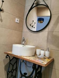 Maison de Ville typique Mentonnaise tesisinde bir banyo