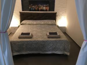 - une chambre avec un lit et 2 serviettes dans l'établissement Kalendoola's Suite, à Lecce