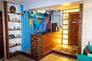 una sala de estar con una pared con un mural de pavo real en Benkawasi Experience Huaraz en Huaraz