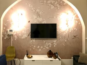 米蘭的住宿－Porta Ticinese Apartment，客厅的墙上配有电视