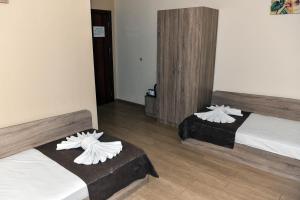 1 dormitorio con 2 camas y toallas blancas. en Twain Apart&Rooms en Sofía