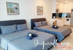 - 2 lits dans un salon avec un canapé dans l'établissement Inspired Homes @ Summer Suite, à Kuala Lumpur