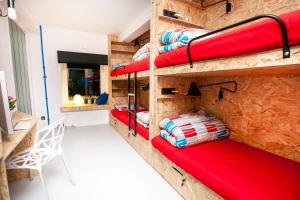 Una cama o camas cuchetas en una habitación  de Simple