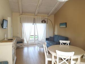 - un salon avec une table et un canapé bleu dans l'établissement Tenuta San Marcello, à San Marcello