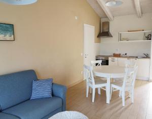 uma sala de estar com uma mesa e um sofá azul em Tenuta San Marcello em San Marcello