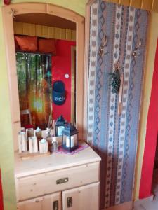 Zimmer mit einer Kommode und einem Spiegel in der Unterkunft Ferienhaus Pirker in Flattach